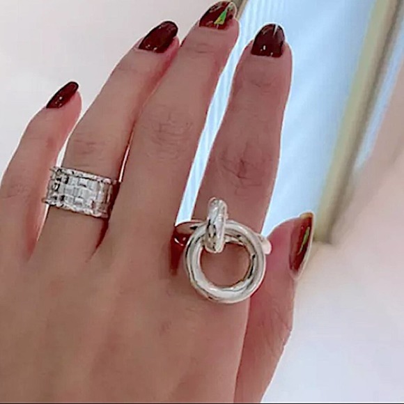 STERLING SILVER INTERLOCKING CIRCLE CHARM MINIMALIST RING - Picture 7 of 13